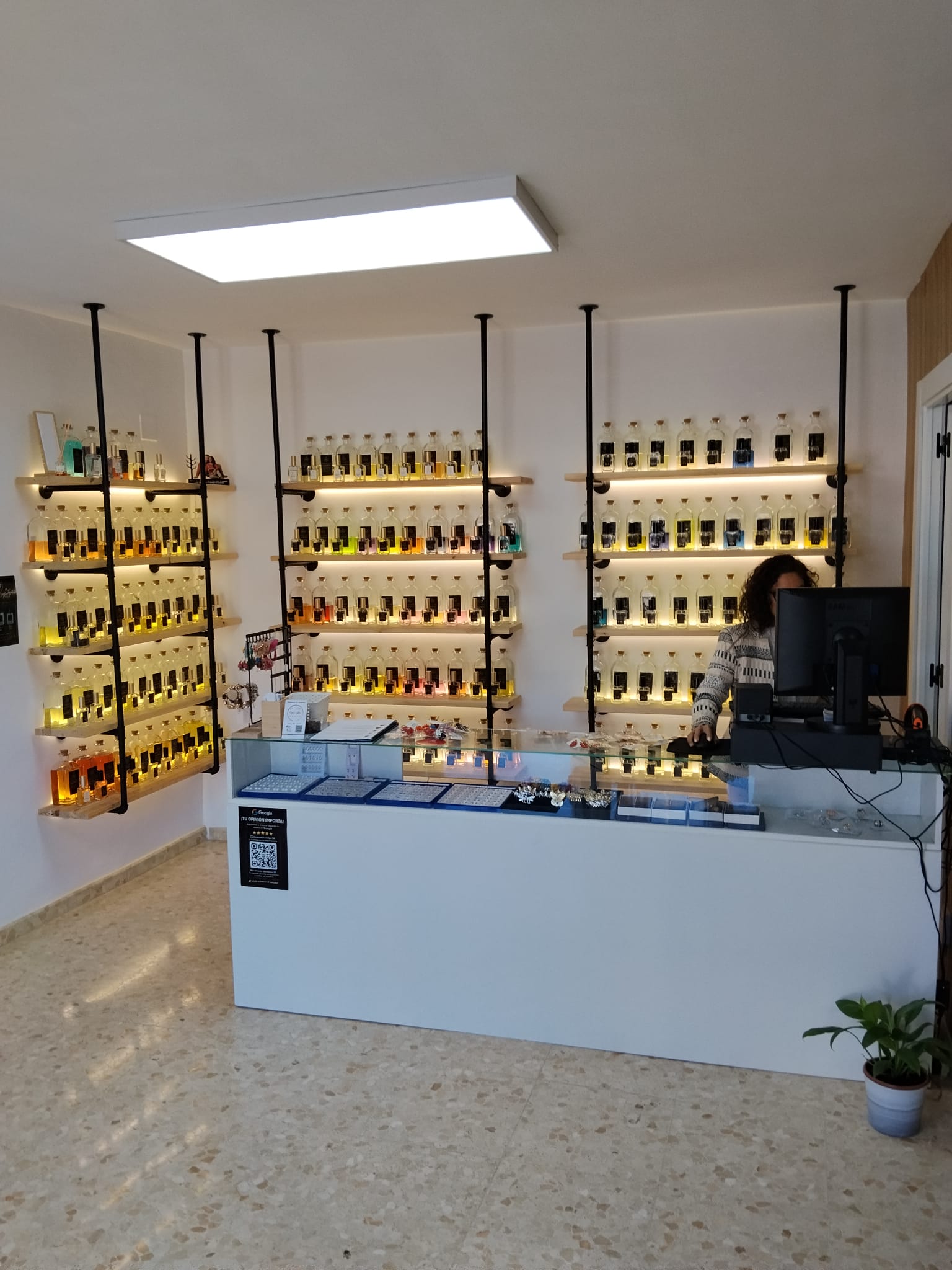 Interior de la tienda Esencias a Granel en Alcalá de Guadaíra